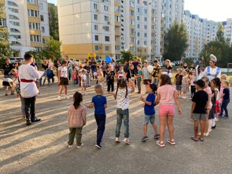 Александр Бондаренко организовал в микрорайоне Солнечный праздники дворов